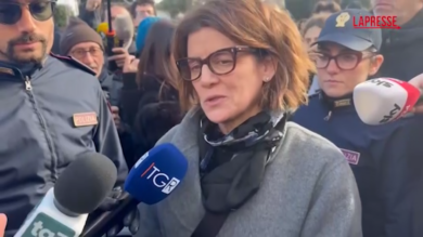 Crans-Montana, la madre di Riccardo Minghetti ai funerali del figlio: “Più di tutto mi mancherà lui”