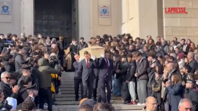 Crans-Montana, la salma di Riccardo Minghetti lascia la basilica tra gli applausi