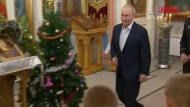 Vladimir Putin ai bambini in chiesa per il Natale ortodosso: "I soldati russi difendono la patria per volere del Signore"