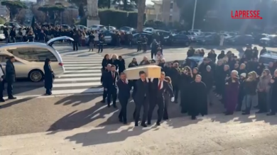 Crans-Montana, a Roma i funerali di Riccardo Minghetti: l’arrivo della salma in chiesa