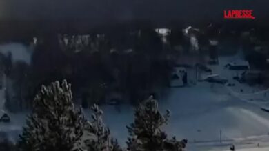 Russia, elicottero resta impigliato nei cavi di una funivia e precipita al suolo