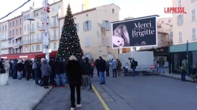 Brigitte Bardot, in centinaia a Saint-Tropez per i funerali dell'attrice francese
