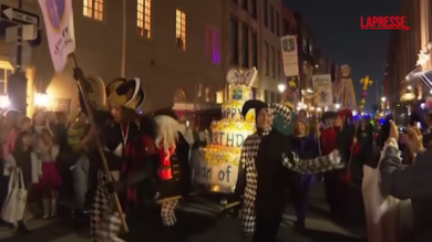 Usa, a New Orleans il via alle parate di Carnevale: migliaia in piazza