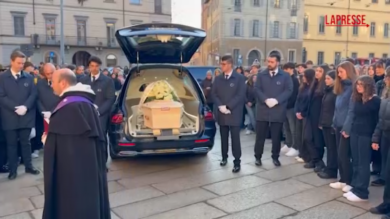Crans-Montana, l'arrivo del feretro di Chiara Costanzo in chiesa a Milano