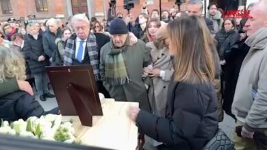 Crans-Montana, ai funerali di Achille Barosi i familiari cantano "Perdutamente" di Achille Lauro