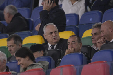Claudio Lotito contestato in tribuna dopo il 2-2 tra Lazio-Fiorentina, litiga con alcuni tifosi