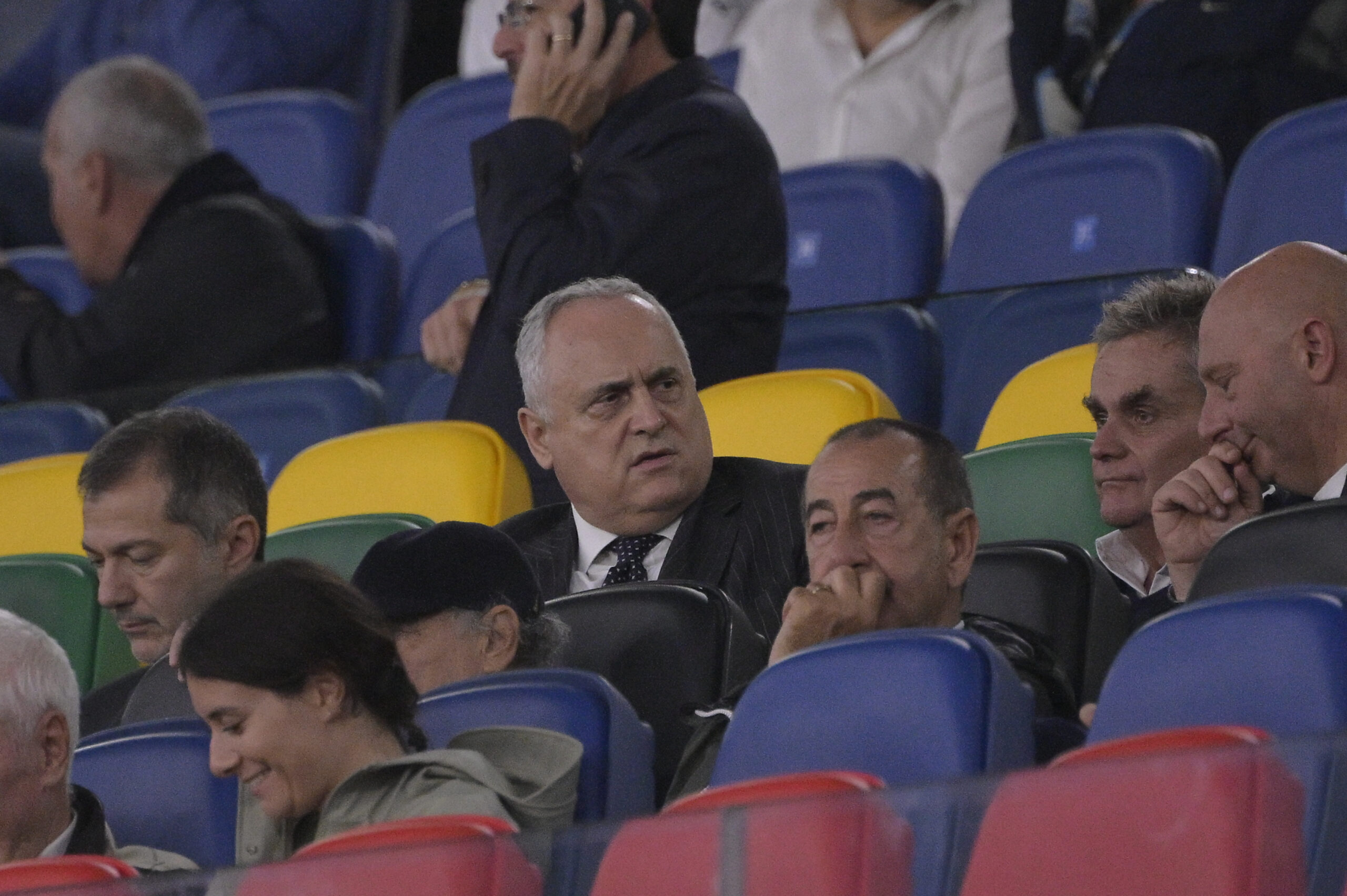 Claudio Lotito contestato in tribuna dopo il 2-2 tra Lazio-Fiorentina, litiga con alcuni tifosi Claudio Lotito contestato in tribuna dopo il 2-2 tra Lazio-Fiorentina, litiga con alcuni tifosi