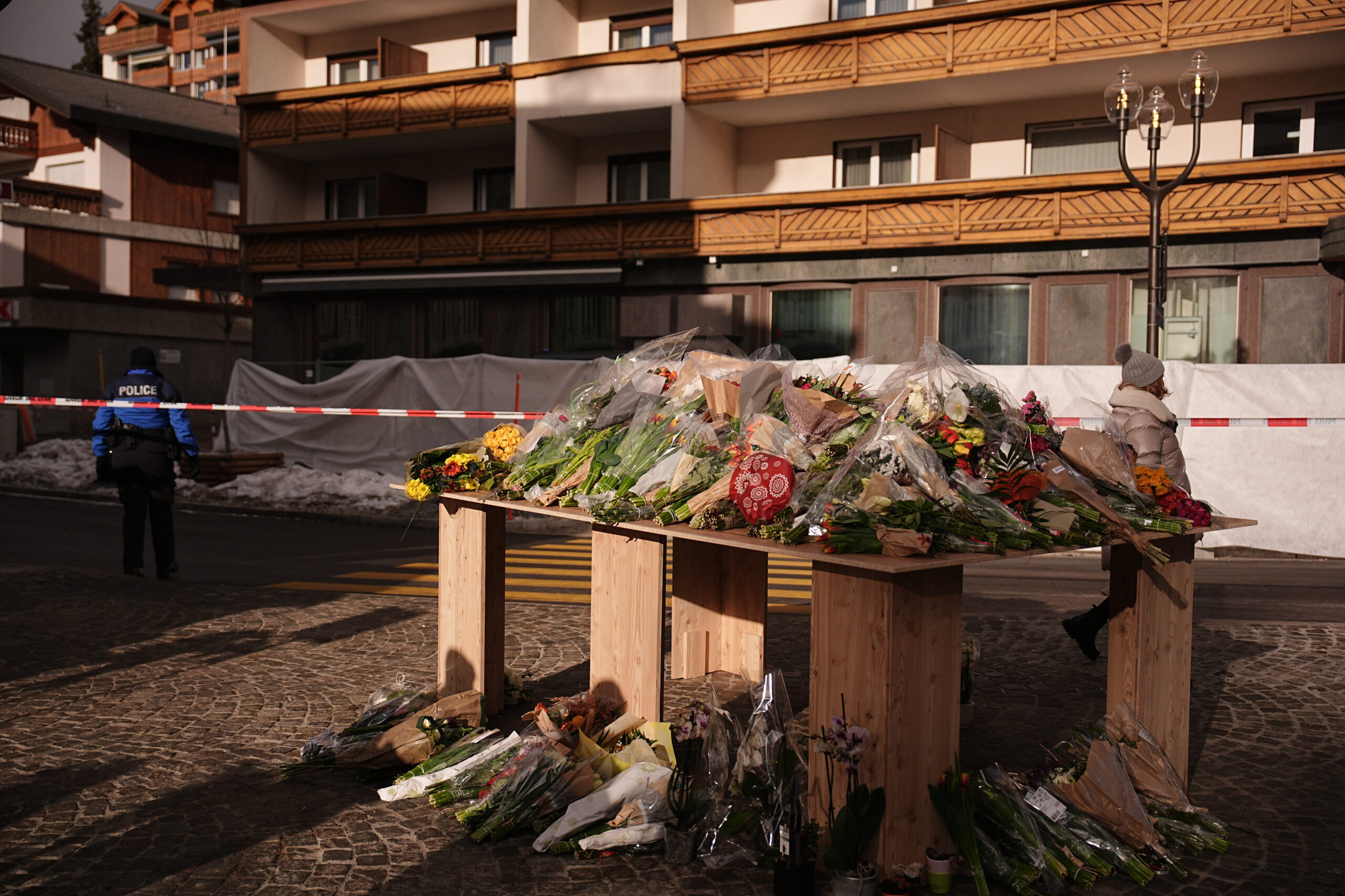 Crans-Montana, media: “Opacità su patrimonio immobiliare dei coniugi Moretti”. Domani nuovo interrogatorio