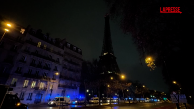 Parigi, i trattori davanti all'Arc de Triomphe contro il Mercosur