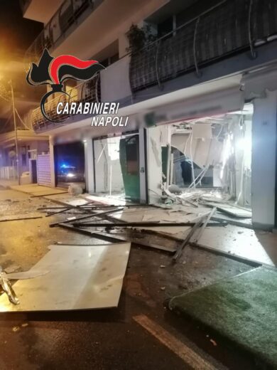 Napoli, ladri fanno esplodere bancomat: indagini in corso
