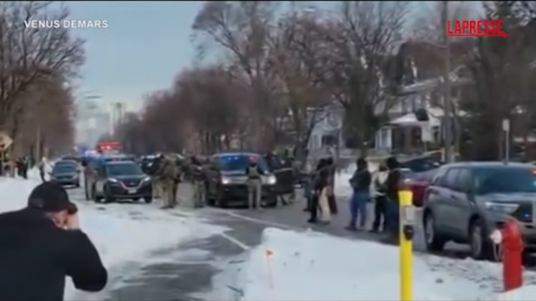 Minneapolis, agente dell'Ice spara contro un'auto e uccide una donna: rabbia della folla