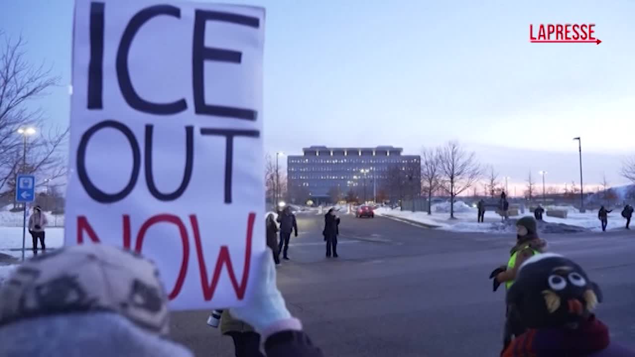 Minneapolis, centinaia di persone protestano davanti a un edificio federale Minneapolis, centinaia di persone protestano davanti a un edificio federale