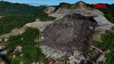 Filippine, un'impressionante valanga di rifiuti sommerge alcuni lavoratori di una discarica