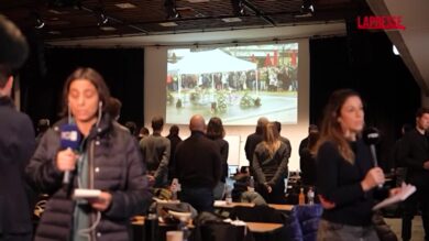 Crans-Montana, il minuto di silenzio in sala stampa alla cerimonia di Martigny