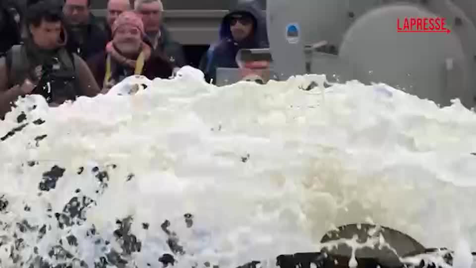 Milano, manifestanti versano latte davanti a palazzo Regione Milano, manifestanti versano latte davanti a palazzo Regione