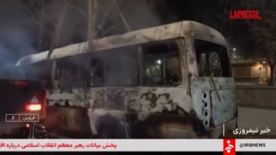 Iran, in migliaia protestano contro il governo: i danni per le strade di Teheran