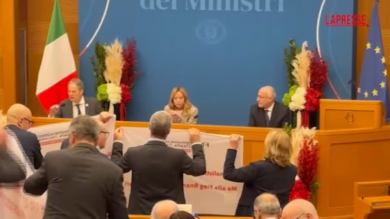 Meloni in conferenza stampa, il flash mob dei giornalisti per il rinnovo contratto