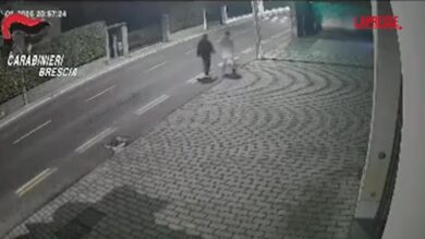 Brescia, investe due pedoni e fugge: le terribili immagini dell'incidente