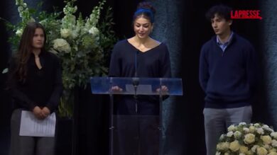 Crans-Montana, superstite legge testo in italiano in lacrime: “Siamo generazione che cresce in mondo difficile”