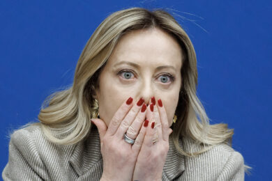 Meloni alla conferenza stampa di inizio anno: gli sguardi più curiosi in 10 foto