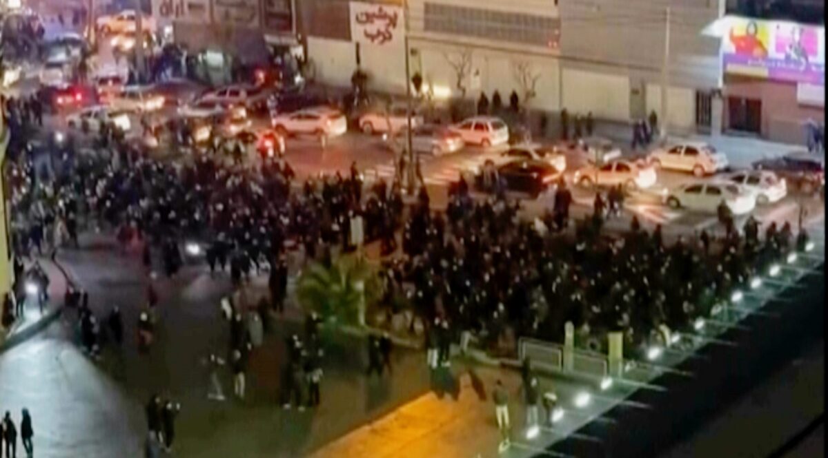 Iran, le proteste contro il regime proseguono: le vittime salgono a 116, da 60 ore senza internet – la diretta