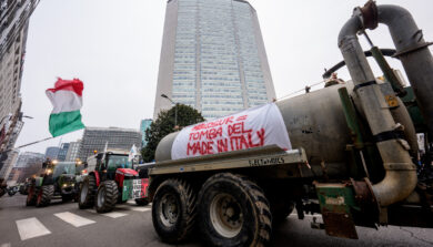 Mercosur, via libera all’accordo dalla Ue. A Milano trattori nelle strade contro il trattato