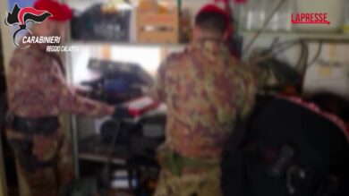 Reggio Calabria: 'penna-pistola' e altre armi clandestine in casa, un arresto