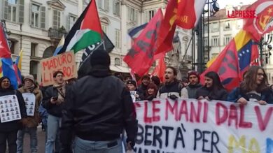 Torino, manifestazione per chiedere liberazione Maduro: bruciata bandiera Usa