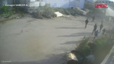 Cisgiordania, palestinese preso a bastonate da coloni israeliani: il video della brutale aggressione