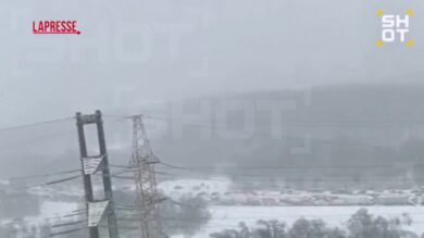 Russia, tempesta di neve paralizza Mosca: auto rimangono bloccate in autostrada