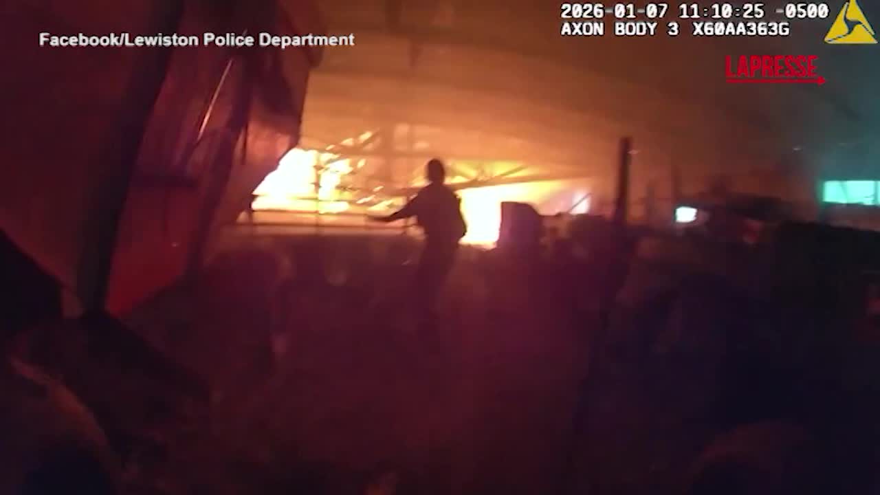 usa incendio divampa in una stalla tre poliziotti salvano le mucche intrappolate da Lapresse.it usa incendio divampa in una stalla tre poliziotti salvano le mucche intrappolate