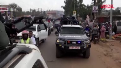Elezioni presidenziali in Uganda, in migliaia al comizio del leader dell'opposizione Bobi Wine