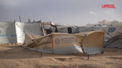 Gaza, una donna sfollata: "Questa non è vita, ci illudiamo di essere vivi"