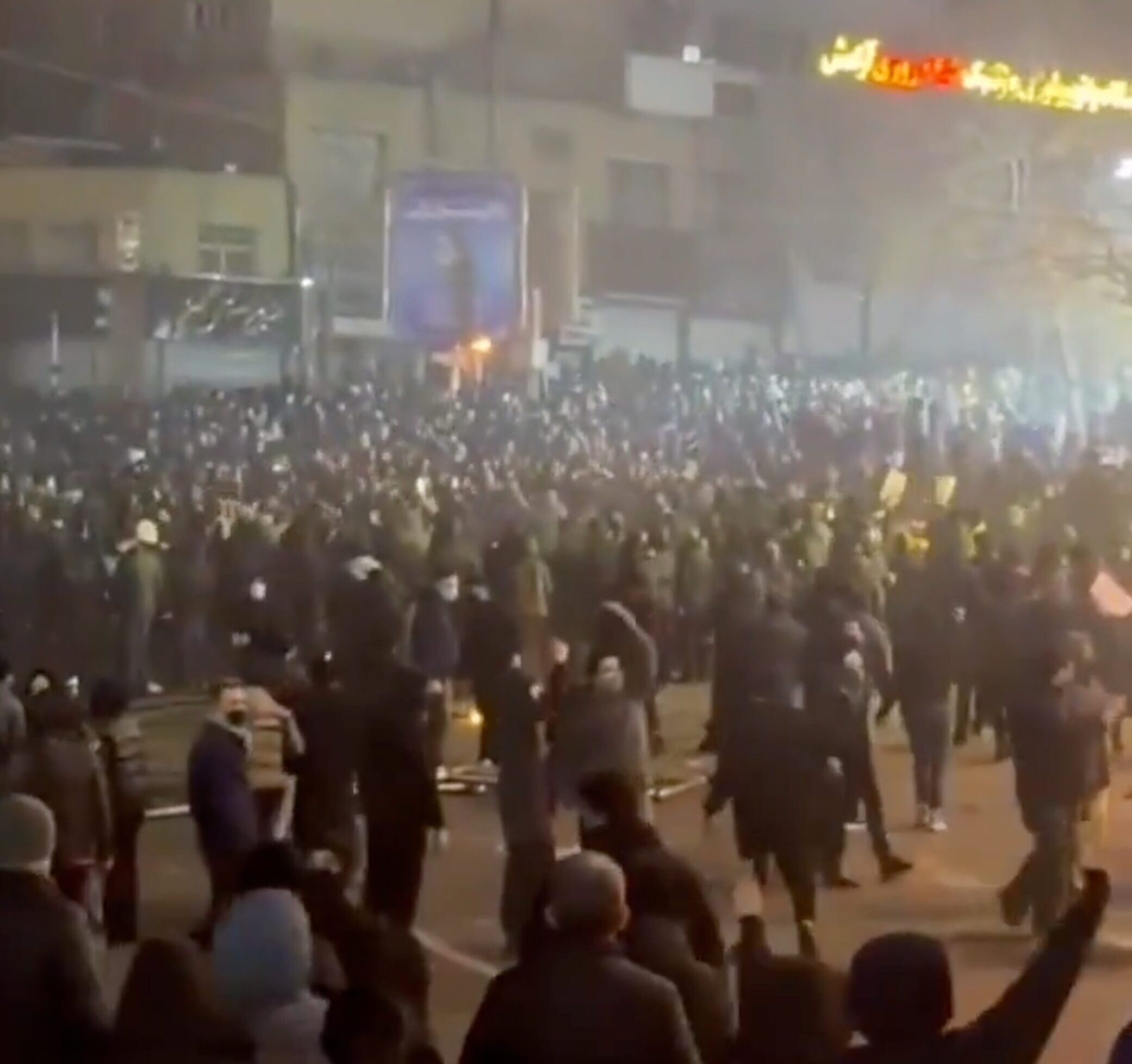 Proteste in Iran, il regime evoca la pena capitale. Khamenei innalza l’allerta