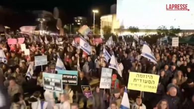 Israele, migliaia in piazza a Tel Aviv per chiedere le dimissioni di Netanyahu