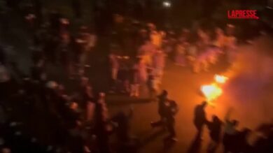 Iran, i manifestanti tornano in strada: la danza intorno a un falò a Teheran