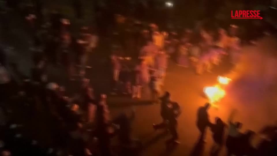 Iran, i manifestanti tornano in strada: la danza intorno a un falò a Teheran