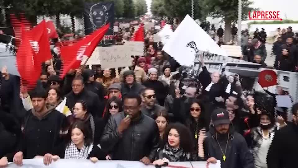 Tunisia, partiti e società civile in piazza contro il presidente Saied