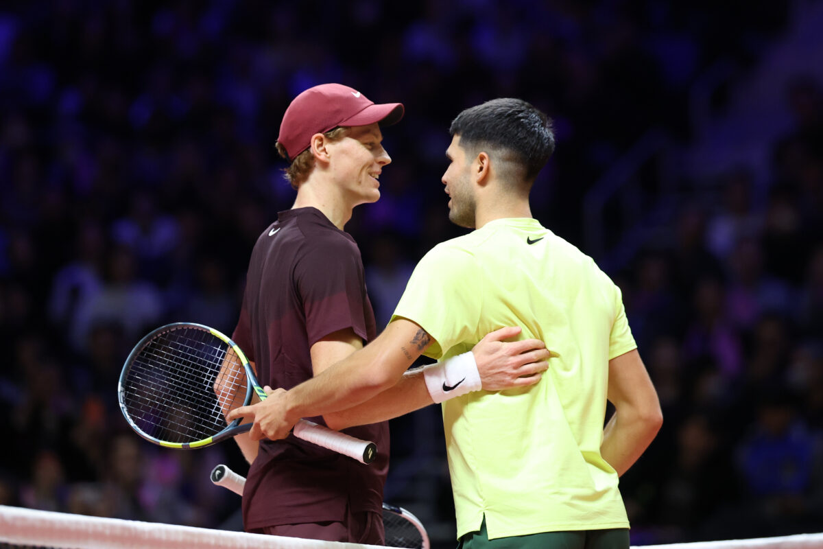 Australian Open 2026, Sinner e Alcaraz sullo stesso aereo. Primo allenamento per Jannik a Melbourne