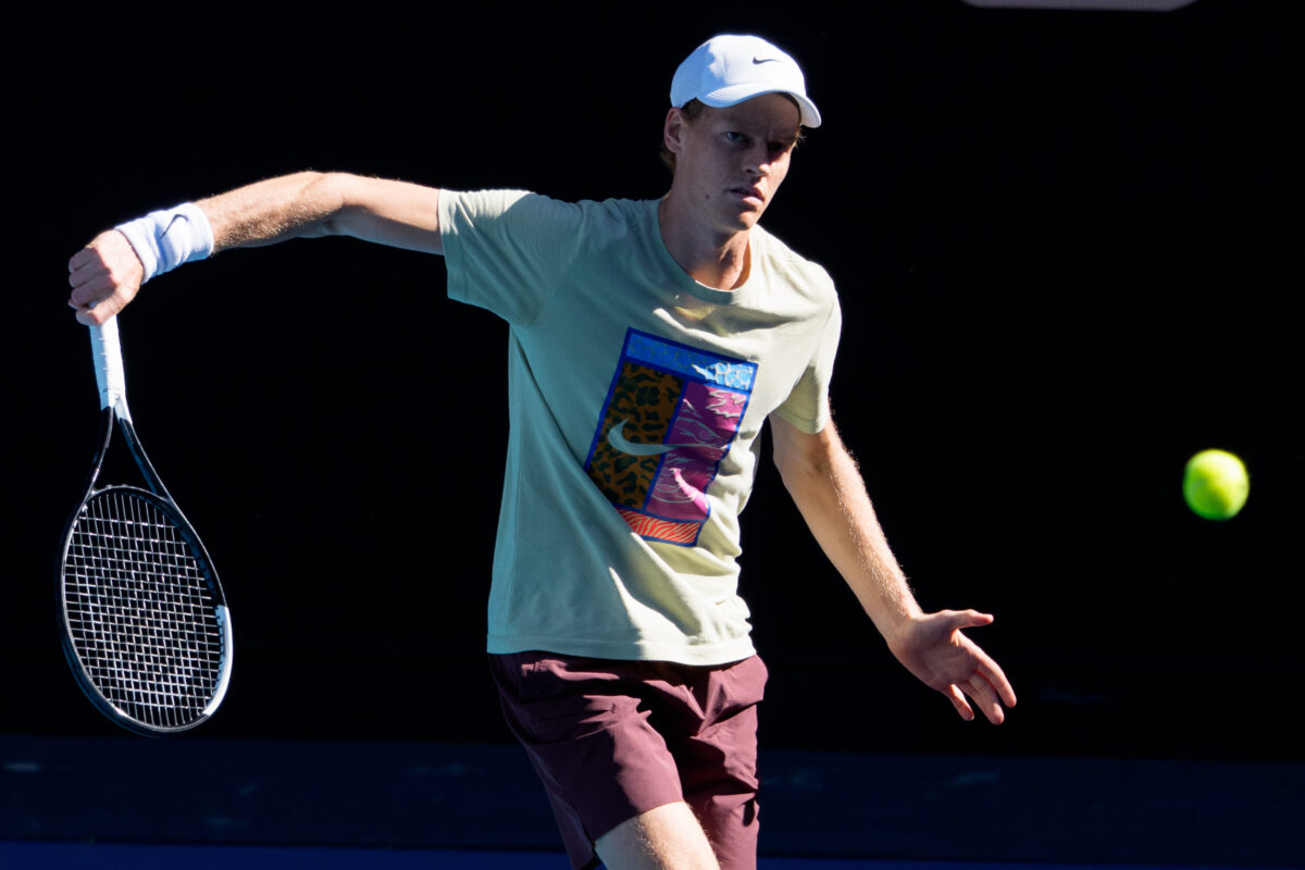 Australian Open 2026, Sinner e Alcaraz sullo stesso aereo. Primo allenamento per Jannik a Melbourne Australian Open 2026, Sinner e Alcaraz sullo stesso aereo. Primo allenamento per Jannik a Melbourne