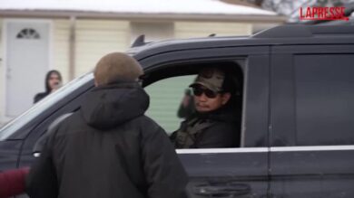 Minneapolis, agenti federali dell'Immigrazione continuano a effettuare arresti