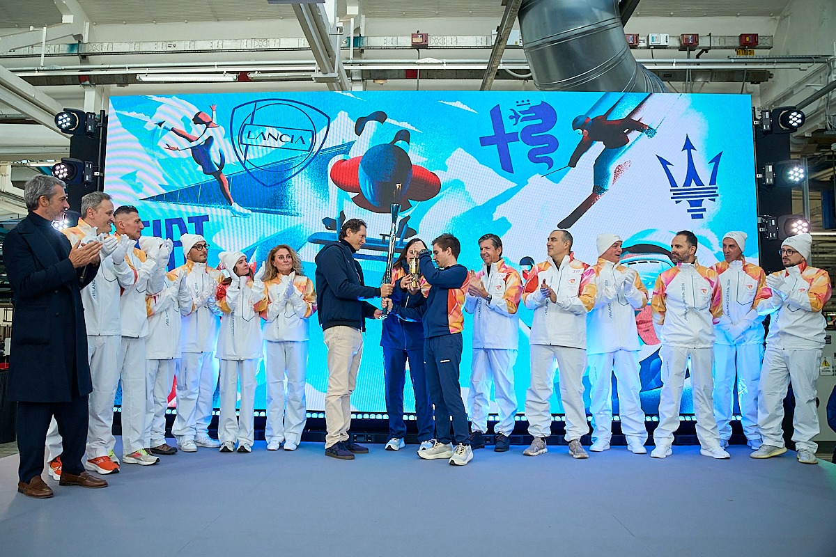 Milano-Cortina 2026, Fiat accende la Fiamma Olimpica a Mirafiori. Elkann: “Spirito che unisce Azienda e Paese” Milano-Cortina 2026, Fiat accende la Fiamma Olimpica a Mirafiori. Elkann: “Spirito che unisce Azienda e Paese”