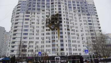 Ucraina, Zelensky: “Al lavoro per ripristinare luce e gas”. Media: Gb e Ue pensano a soldati in Groenlandia