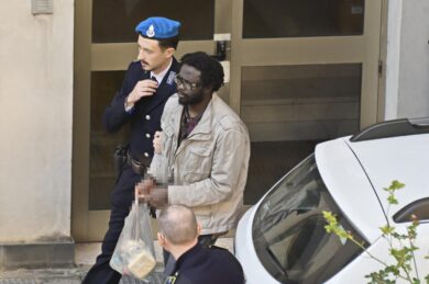 Omicidio Sharon Verzeni, processo a Bergamo: Moussa Sangare lascia l’aula: “Parole contro di me”