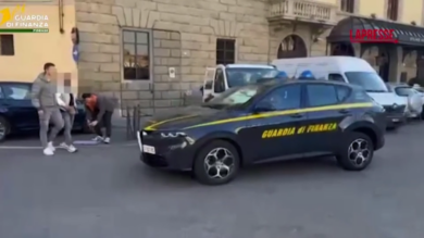 Firenze, truffa del "gioco delle tre carte" in centro: denunciate due persone