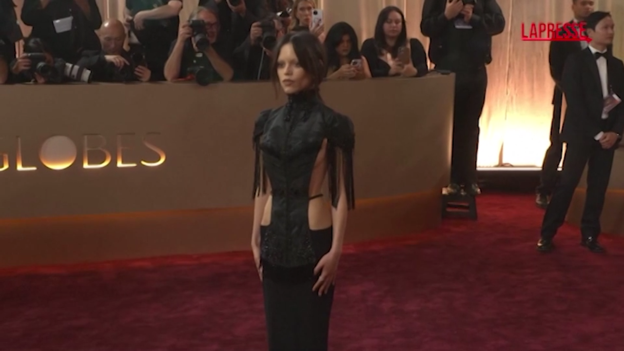 Golden Globe, Jenna Ortega regina del red carpet con un abito di Dilara Findikoglu Golden Globe, Jenna Ortega regina del red carpet con un abito di Dilara Findikoglu