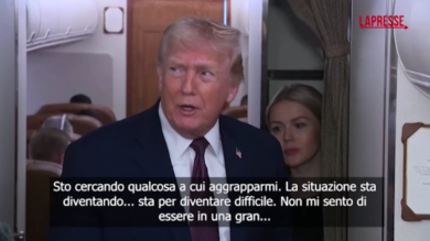 Trump scherza su turbolenze Air Force One: “Sto cercando qualcosa da afferrare, e non sarà Karoline Leavitt”