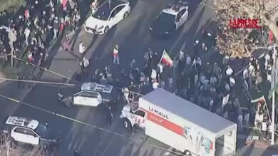 Los Angeles, camion sulla folla a manifestazione pro Iran