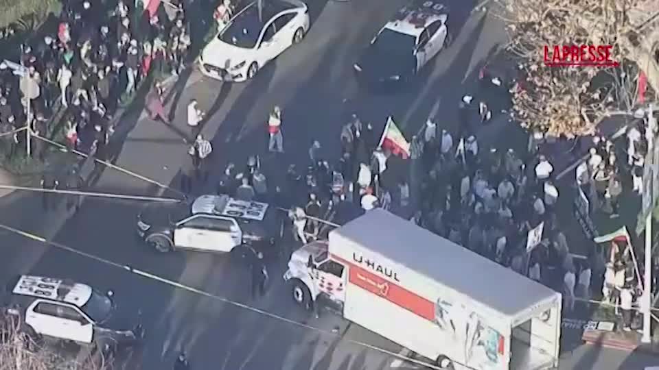 Los Angeles, camion sulla folla a manifestazione pro Iran