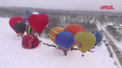 Mosca, la gara delle mongolfiere tra neve e nuvole